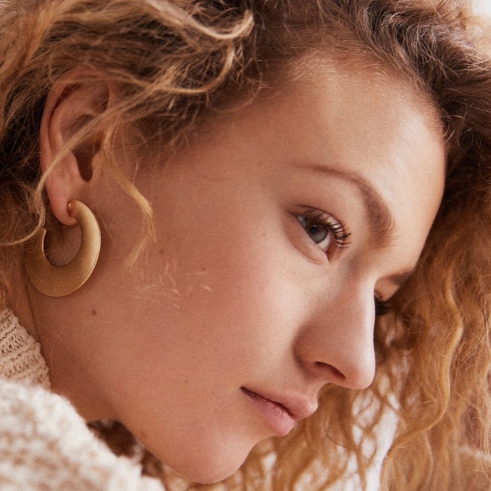 Metallic hoop earrings